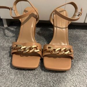 Chic Tan Heels with Gold Chain Detail